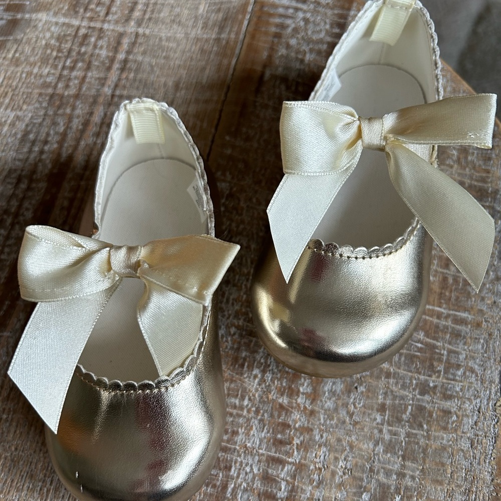 Baby’s Light Gold Dress Shoe with Cream Elastic Bow- size 5